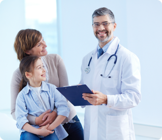 Médico feliz sorrindo com mãe e filha